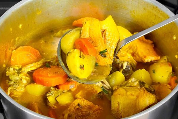 Frango cozido ao molho com legumes uma receita deliciosa e suculenta para o almoço ou jantar