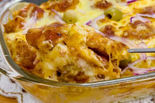 Frango no forno completo bem temperado uma refeição típica de domingo que você vai adorar