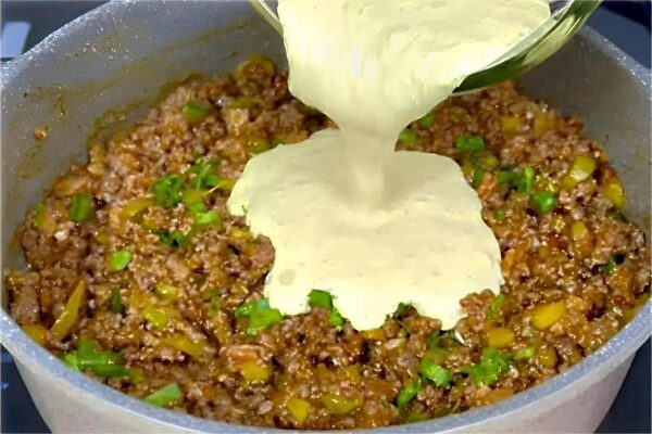 Fricassê de carne moída com muçarela e batata palha perfeito para o almoço em família