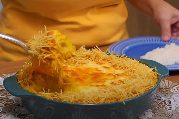 Fricassê de frango cremoso e simples de preparar um almoço perfeito para o seu domingo