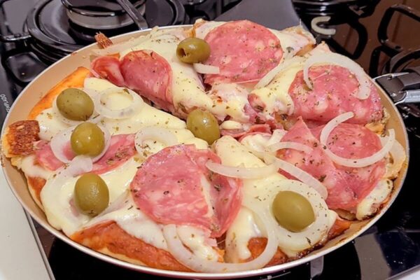 Gaste bem menos com pizzaria fazendo em casa essa pizza de frigideira deliciosa e perfeita