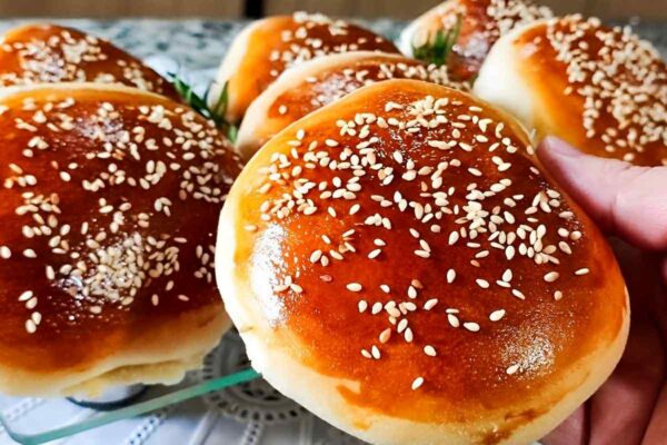 Hambúrguer de forno com presunto e muçarela: o lanche perfeito para qualquer ocasião