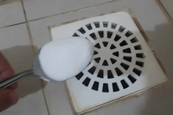 Joguei uma colher de sal no banheiro e olha o que aconteceu depois dessa dica caseira