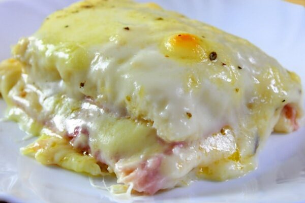 Lanche de forno com molho branco delicioso cremoso e perfeito para comer a qualquer hora