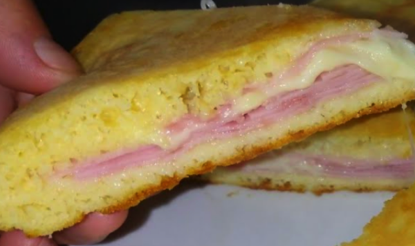 Lanche de presunto e queijo de frigideira fenomenal