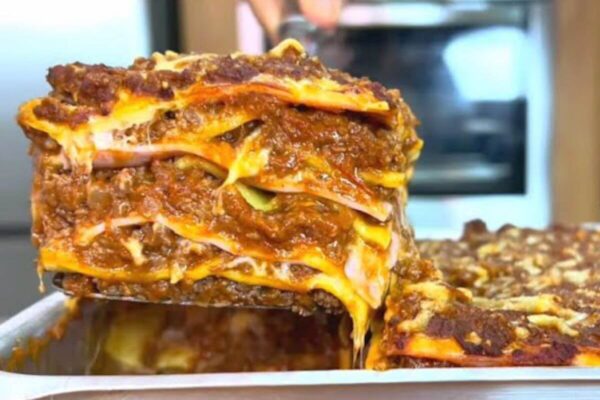 Lasanha à bolonhesa tamanho família com várias camadas de recheio uma delícia