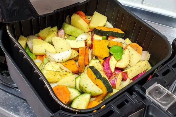 Legumes assados na air fryer é o acompanhamento mais saboroso do seu almoço