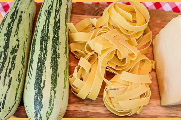 Macarrão ao molho de abobrinha e parmesão: receita de restaurante italiano para fazer em casa