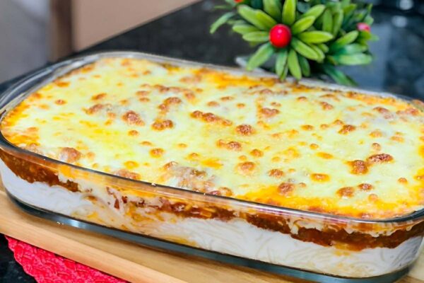 Macarrão cremoso com molho à bolonhesa e molho branco perfeito para o almoço em família