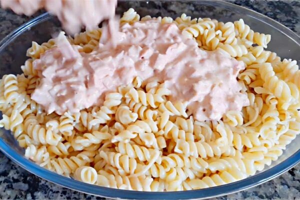 Macarrão de forno cremoso super rápido é só misturar os ingredientes do molho misturar no macarrão e gratinar