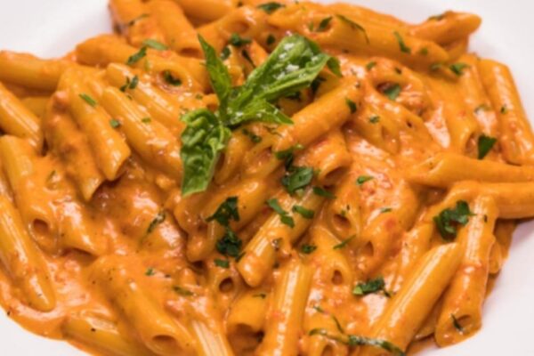 Macarrão na panela de pressão cremosão, para aqueles dias mais corridos.