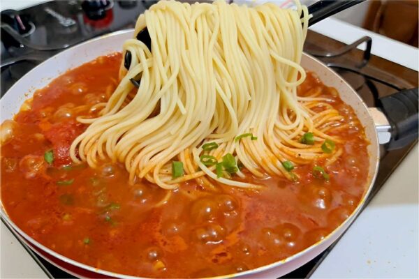 Macarrão rápido e feito com ingredientes simples que você tem no armário