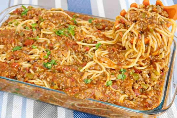 Macarronada de carne moída simples e deliciosa para o almoço em família