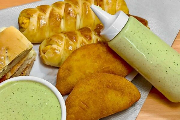 Maionese caseira temperada sem ovos crus perfeita para servir com lanches porções e saladas