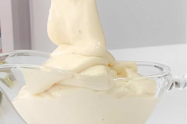 Maionese de alho assado suave e cremosa perfeita para servir no churrasco