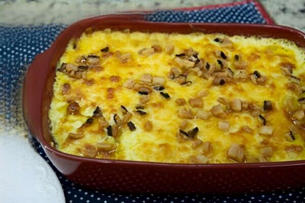 Mandioca gratinada com bacon: uma receita de dar água na boca para o almoço da sua família