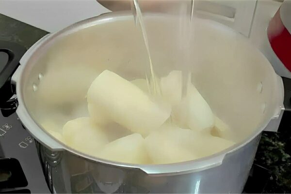 Mandioca gratinada: uma receita com mandioca diferente e deliciosa para o seu almoço ou jantar