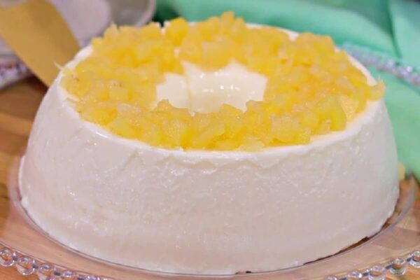 Manjar de coco com calda de abacaxi uma delícia de sobremesa