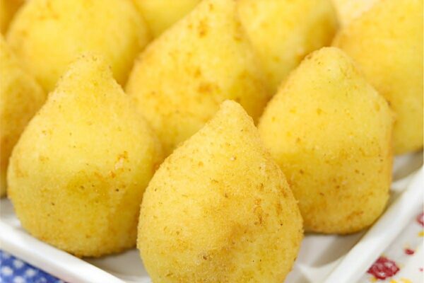 Massa de coxinha: essa não precisa de farinha de trigo e fica uma delícia