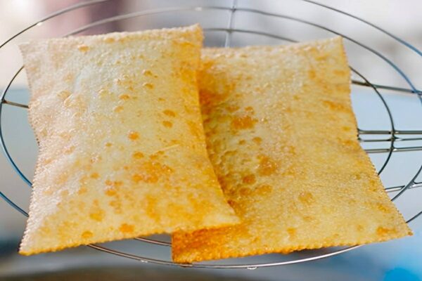 Massa de pastel de feira crocante e sequinha feita com ingredientes que você tem em casa
