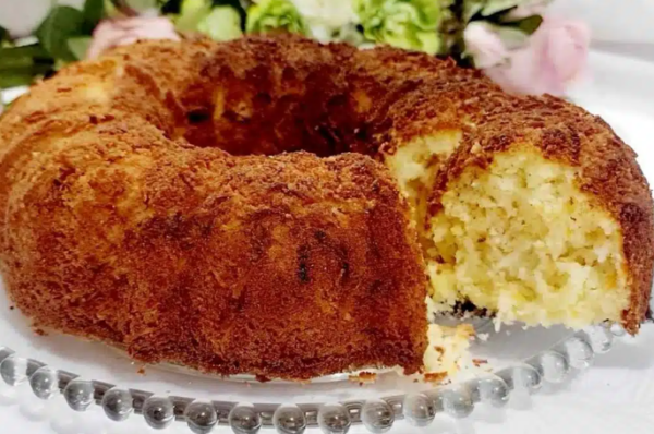 Misturei coco e cenoura e fiz um bolo incrível que acabou em 10 minutos