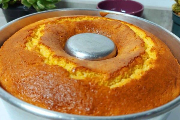 Misturei coco e creme de leite na massa desse bolo de fubá e ficou uma maravilha