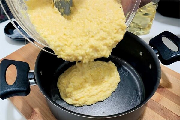 Misturei flocão e tapioca na panela e fiz um bolo de flocão perfeito para o lanche