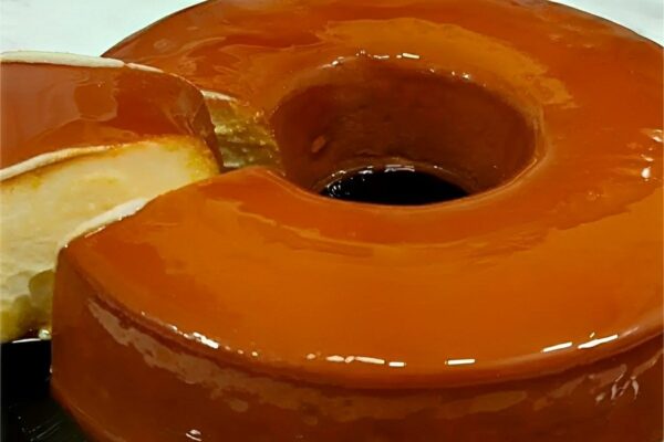 Misturei leite condensado e iogurte natural e fiz um pudim de 2 ingredientes sensacional