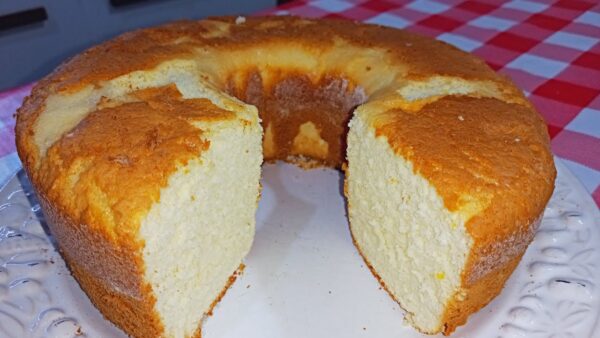 Misturei maisena com mais 2 ingredientes e fiz um bolo de maisena muito fofinho para o lanche