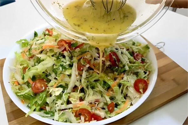 Molho de salada delicioso que vai transformar qualquer salada em uma entrada incrível
