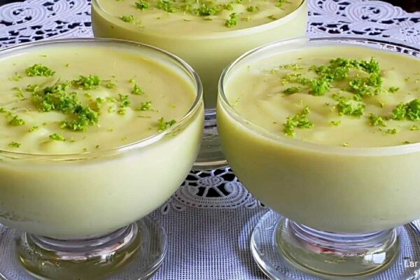 Mousse de abacate feito com a fruta delicioso e muito fácil de preparar