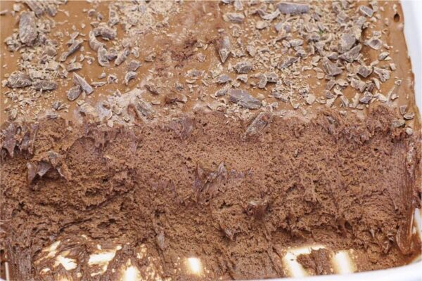 Mousse de chocolate cremoso e chocolatudo feito com apenas 4 ingredientes