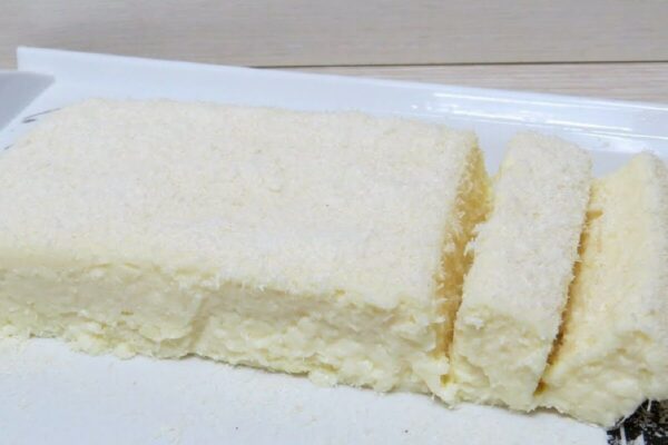 Mousse de coco de cortar mega cremoso que é impossível comer um pedaço só