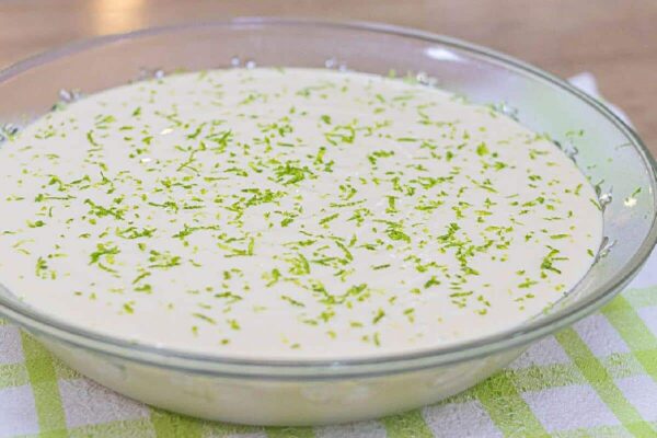 Mousse de limão refrescante que não precisa bater os ingredientes no liquidificador