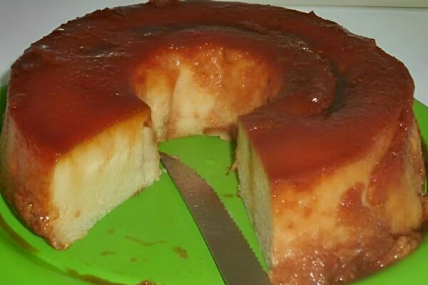 Não desperdice pão amanhecido e faça esse pudim de pão cremoso sem trabalho nenhum