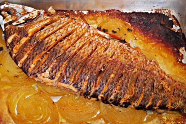 Não faça almoço para sua família antes de ver essa receita de peixe assado no forno delicioso