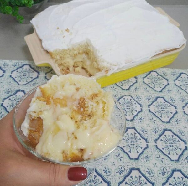 O Bolo Gelado de Abacaxi é cremoso, delicioso e refrescante. Confira a receita!