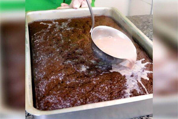 O segredo para um bolo de chocolate bem molhadinho e delicioso que toda família adora