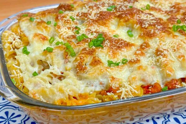 O seu domingo em família vai ficar muito mais gostoso com esse macarrão cremoso de forno