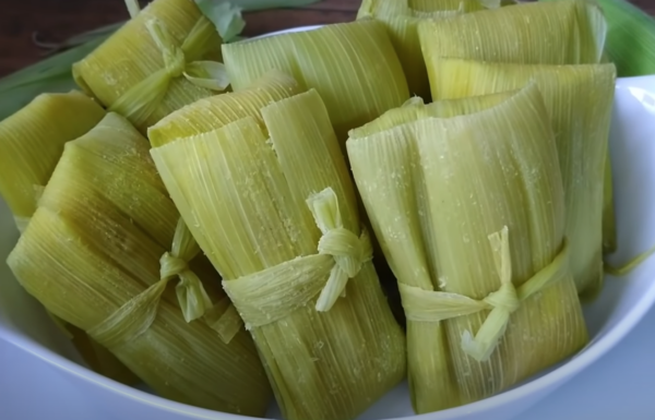 Pamonha cremosa na palha do milho