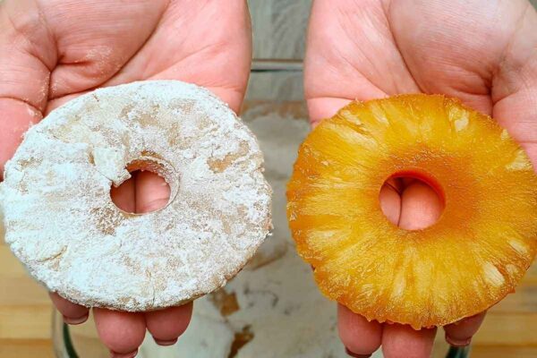 Passei abacaxi na farinha de trigo misturei na massa do bolo e o resultado foi um bolo de abacaxi incrível