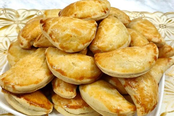 Pastel de forno simples e delicioso feito com massa de 3 ingredientes