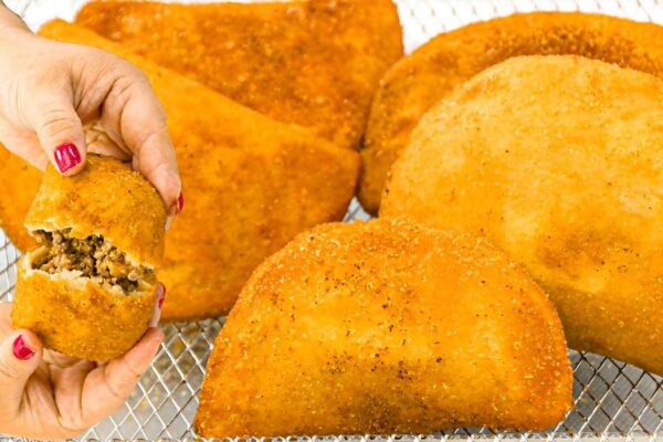 Pastelão cremoso com recheio de carne moída: um lanche simples e delicioso para toda a família