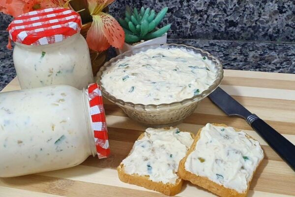 Patê de queijo e azeitona para acompanhar torradas e outros petiscos