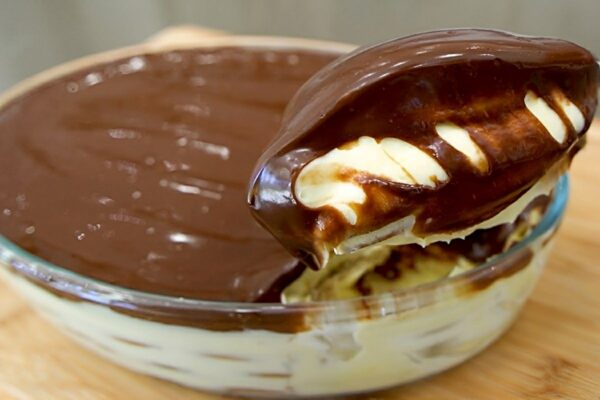 Pavê cremoso feito com creme de 2 ingredientes que não vai ao fogo