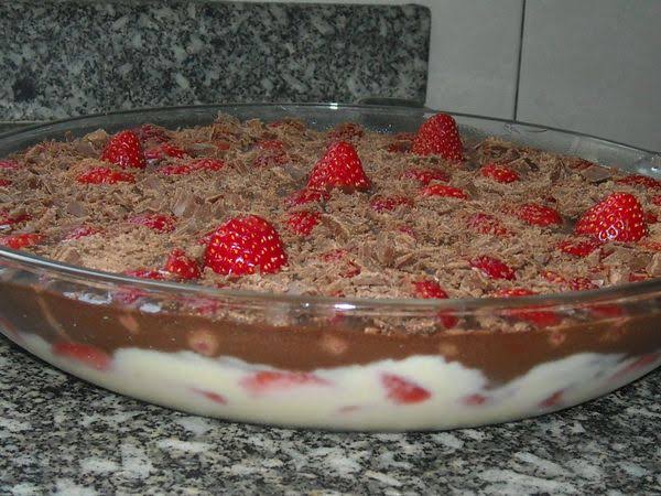 Pavê  de Chocolate e morango:Sobremesa prática e saborosa