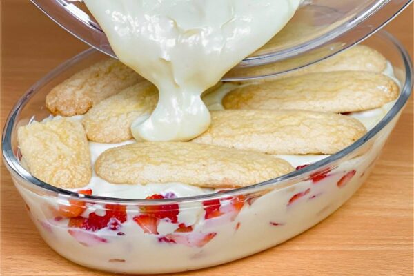 Pavê de morango com biscoito champangne