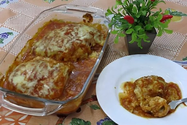 Peito de frango recheado e gratinado perfeito para o almoço em família