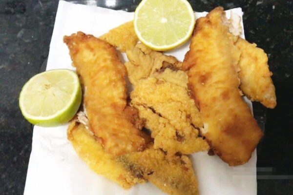 Peixe frito crocante de restaurante com um segredo especial para fritar