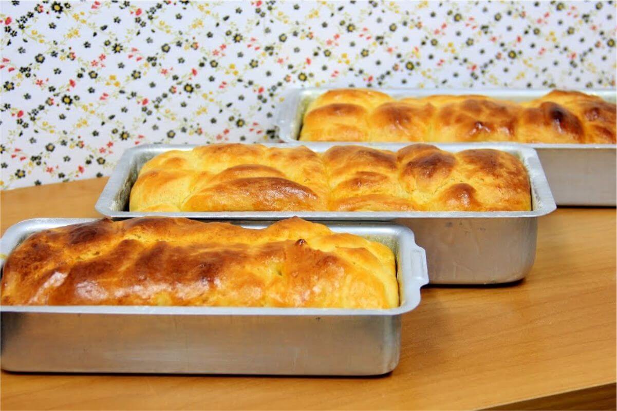 Pão caseiro de liquidificador para você quentinho com manteiga e café